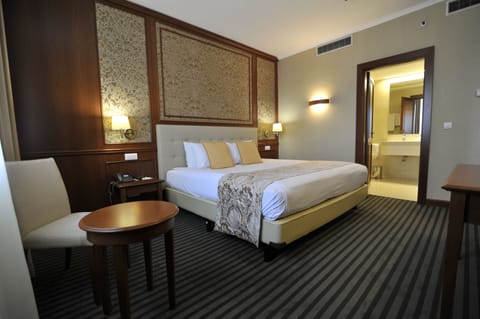 Suite, 1 King Bed, Non Smoking | Premium bedding, minibar, in-room safe, desk