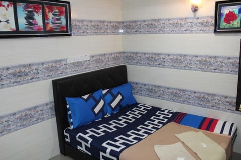 Deluxe Room, 1 King Bed | Iron/ironing board, free WiFi
