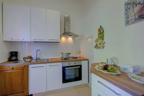 Full-size fridge, oven, stovetop, dishwasher