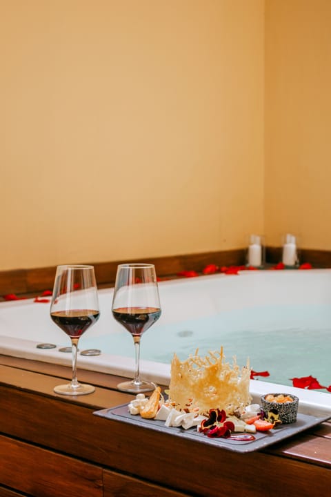 Couples treatment rooms, sauna, spa tub, steam room, aromatherapy