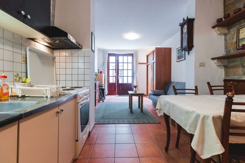 Apartment (One bedroom 2) | Private kitchen | Fridge, oven, stovetop, toaster