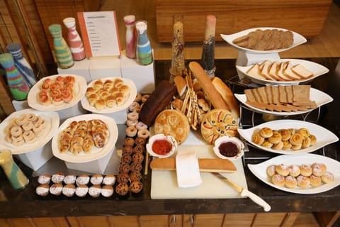 Daily buffet breakfast (INR 1000 per person)