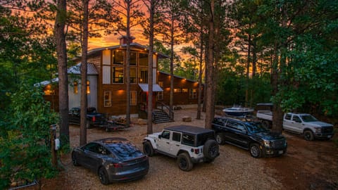 Luxury cabin near Broken Bow Lake—sleeps large groups in style
