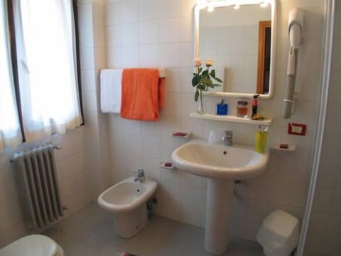 Shower, free toiletries, hair dryer, bidet