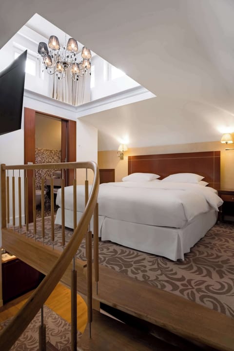 Junior Suite, 1 King Bed (King Cupola) | Frette Italian sheets, premium bedding, down comforters, pillowtop beds