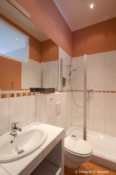 Superior Double or Twin Room | Bathroom | Hair dryer, towels