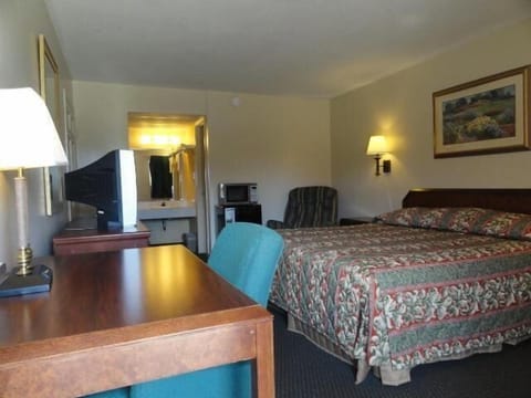 Classic Room, 1 King Bed | Desk, soundproofing, free WiFi, bed sheets