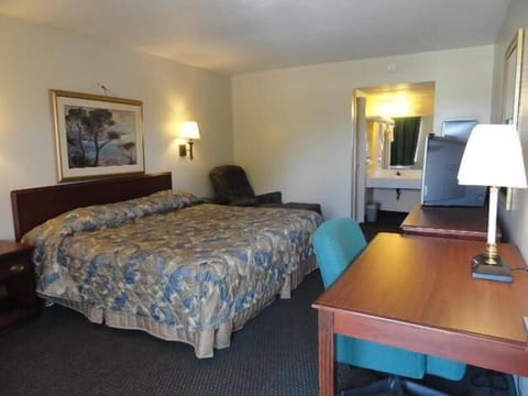 Classic Room, 1 King Bed | Desk, soundproofing, free WiFi, bed sheets