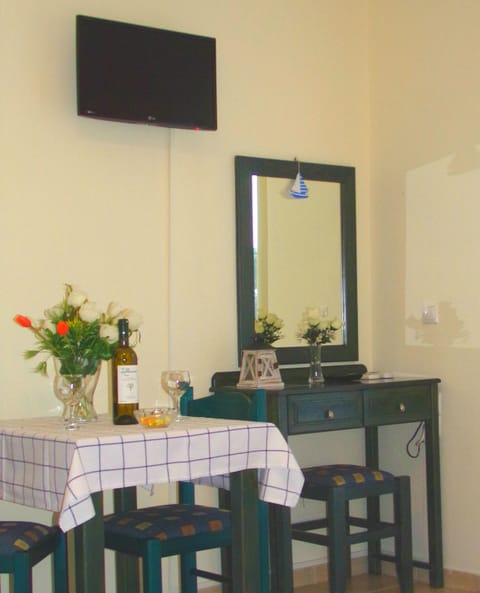 Economy Studio, Ground Floor | In-room dining