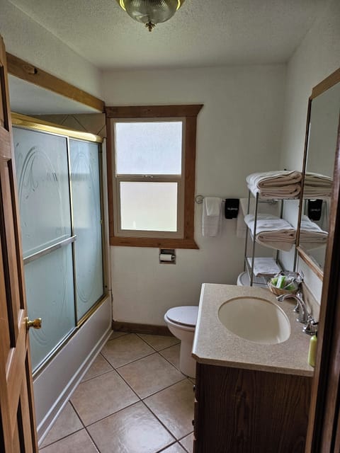 Family Cabin | Bathroom | Shower, free toiletries, hair dryer, towels