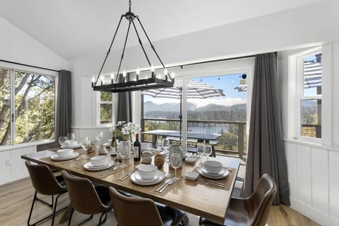 Entry Level | Dining- Lakeview dining