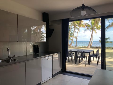 Standard Apartment, 3 Bedrooms, Lagoon View, Beachside | Private kitchen