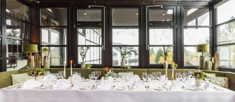 2 restaurants, breakfast, lunch, dinner served; international cuisine