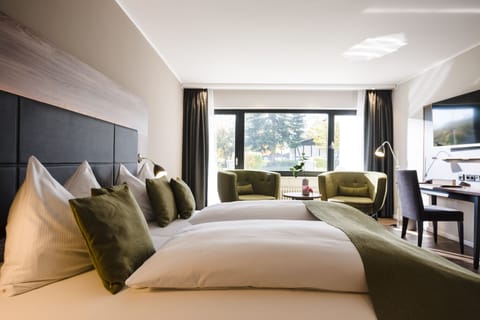 Deluxe Double Room, Non Smoking | Hypo-allergenic bedding, in-room safe, desk, cribs/infant beds