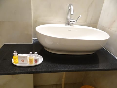 Super Deluxe | Bathroom amenities | Shower, free toiletries, towels