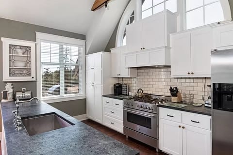 Kitchen - bright, sunny, chef's delight! Well-equipped to create gourmet meals.