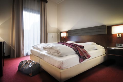Classic Double Room | Hypo-allergenic bedding, down comforters, minibar, in-room safe