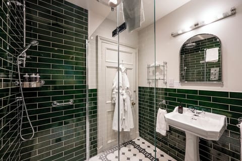 Superior Double Room | Bathroom | Free toiletries, hair dryer, slippers, towels