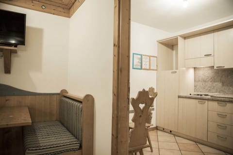 Superior Apartment, 2 Bedrooms, Kitchen, Mountain View | In-room safe, free WiFi