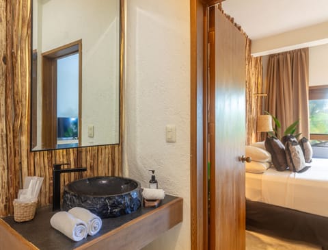 Suite | Bathroom | Shower, free toiletries, hair dryer, towels