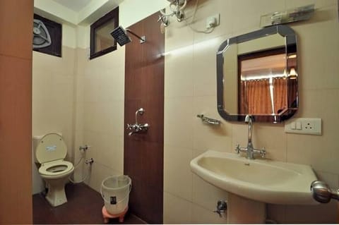 Classic Room, 1 Bedroom, Non Smoking, River View | Bathroom | Combined shower/tub, designer toiletries, hair dryer, slippers