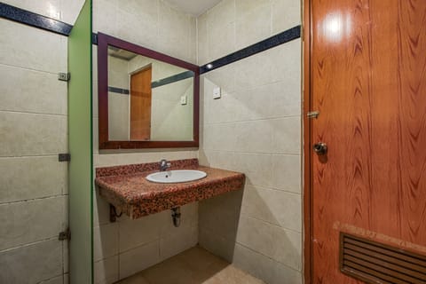 Suite | Bathroom | Shower, towels