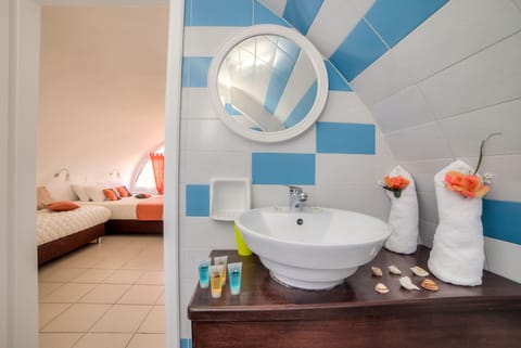 Apartment, Sea View (Split level) | Bathroom | Shower, free toiletries, hair dryer, towels