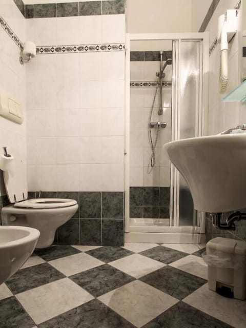 Standard Double or Twin Room | Bathroom | Shower, hair dryer, bidet, towels