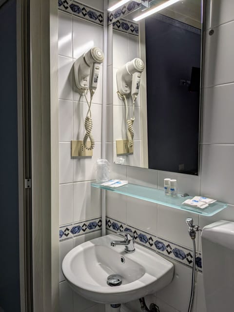 Standard Double or Twin Room | Bathroom | Shower, hair dryer, bidet, towels