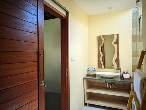 Standard Room, 1 King Bed, Pool View | Bathroom | Shower, rainfall showerhead, free toiletries, hair dryer