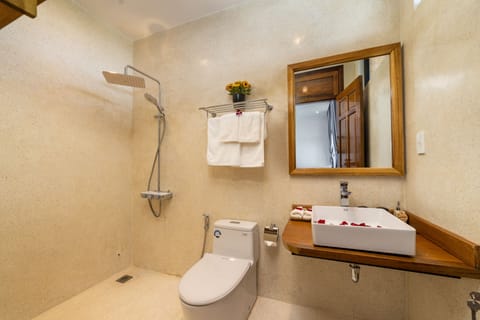 Luxury Double Room | Bathroom | Shower, free toiletries, slippers, towels