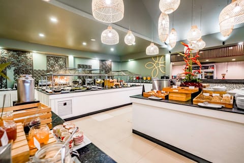 2 restaurants, breakfast, lunch, dinner served; Thai cuisine