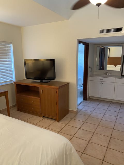 Deluxe Room | Desk, laptop workspace, blackout drapes, free WiFi