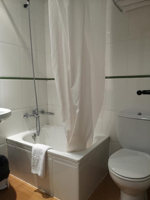 Combined shower/tub, towels