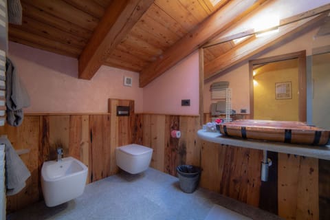 Superior Double or Twin Room | Bathroom | Free toiletries, hair dryer, slippers, bidet