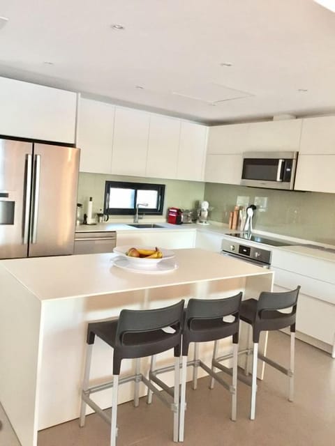 Deluxe Condo | Private kitchen | Full-size fridge, microwave, oven, dishwasher