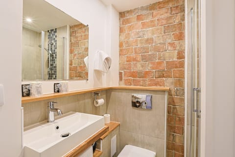 Comfort Double Room | Bathroom | Hair dryer, towels