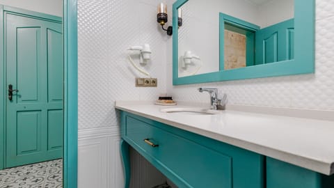 Deluxe Triple Room | Bathroom sink