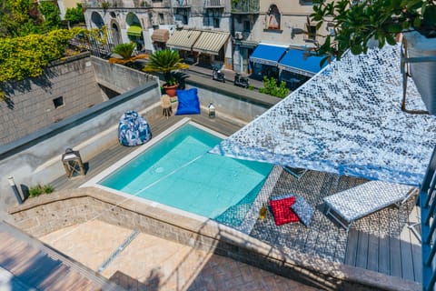 Seasonal outdoor pool, sun loungers