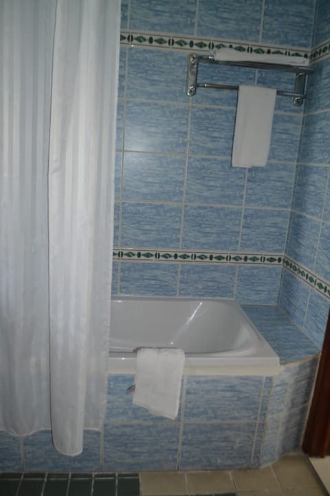 Combined shower/tub, free toiletries, bidet, towels