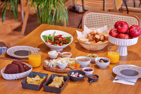 Daily continental breakfast (TRY 200 per person)