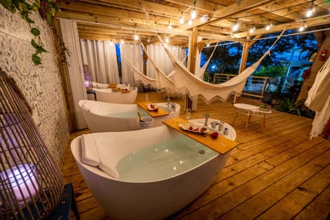 Outdoor spa tub