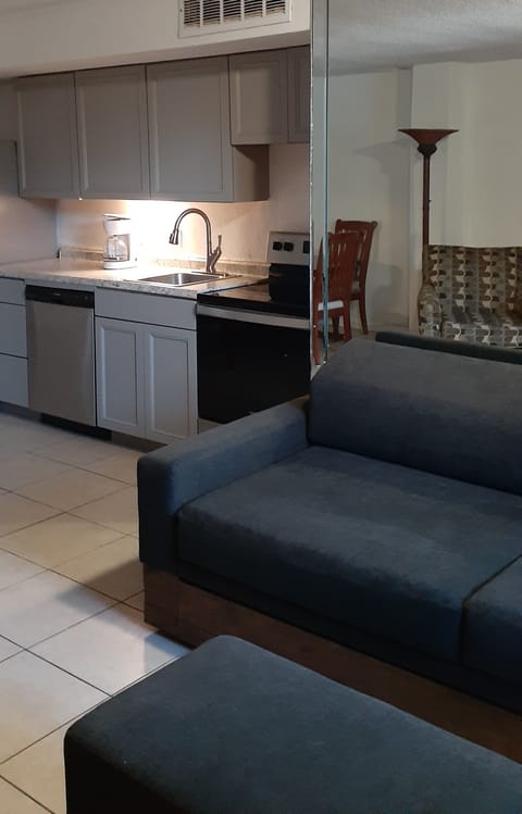 Suite | Private kitchen | Fridge, microwave, coffee/tea maker, toaster