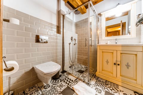 Deluxe Single Room | Bathroom | Shower, rainfall showerhead, free toiletries, hair dryer