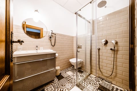 Economy Double Room | Bathroom | Shower, rainfall showerhead, free toiletries, hair dryer