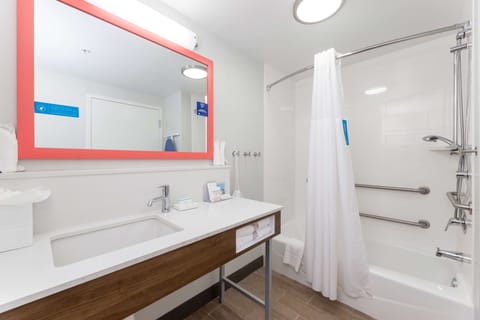 One King Bed, Non-Smoking, Accessible | Bathroom | Shower, free toiletries, hair dryer, towels