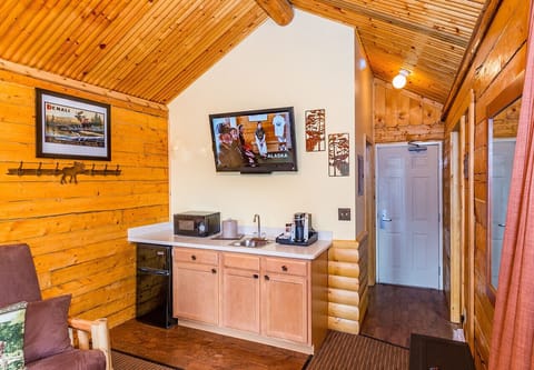 Cabin | Desk, blackout drapes, iron/ironing board, free WiFi