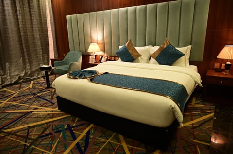 Standard Suite, 1 King Bed | Premium bedding, Tempur-Pedic beds, minibar, in-room safe