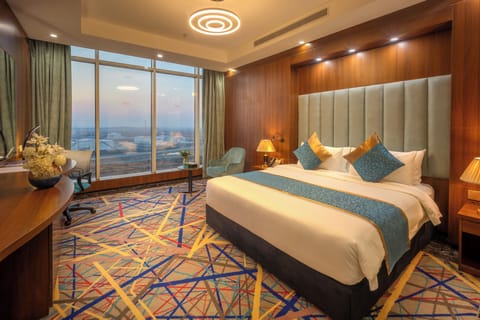 Junior Suite Airport | Premium bedding, Tempur-Pedic beds, minibar, in-room safe