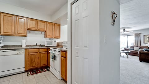 Studio (2 Bedrooms) | Private kitchen | Microwave, oven, stovetop, dishwasher